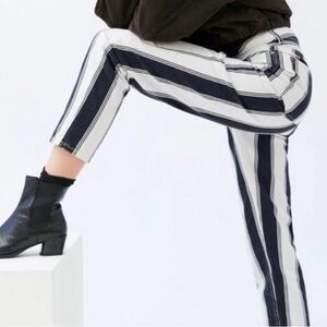 Urban Outfitters - Black & White Striped BDG High-Waisted Mom Jean size 28